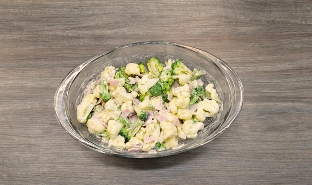 ensalada keto de coliflor y brócoli baja en carbohidratos