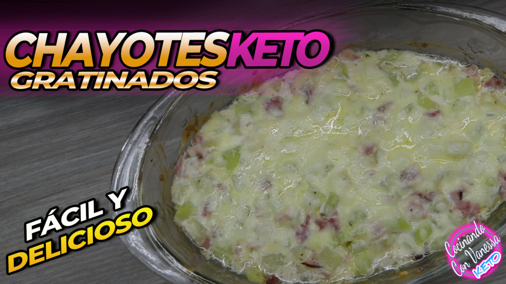 Chayotes keto gratinados con queso derretido y jamón en molde para horno