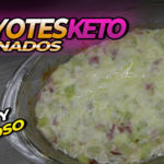 Chayotes keto gratinados con queso derretido y jamón en molde para horno