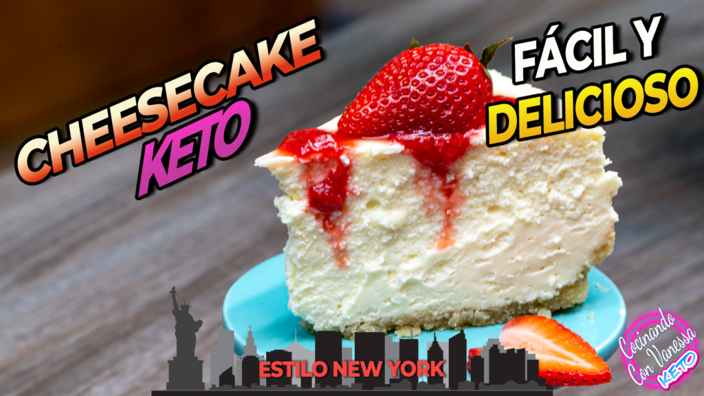 Cheesecake keto estilo New York cremoso decorado con fresas frescas