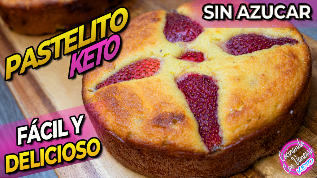 Pastelitos keto de fresas esponjosos sin gluten recién horneados