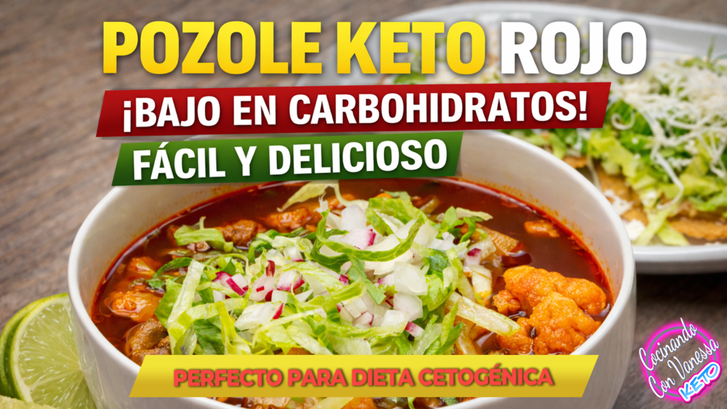 Pozole keto rojo bajo en carbohidratos servido en plato blanco con lechuga y rábanos