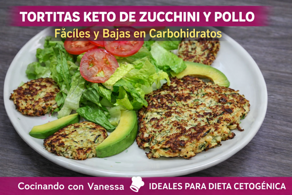 tortitas keto de zucchini y pollo con ensalada y aguacate
