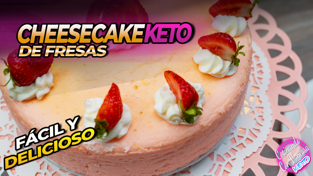 Cheesecake keto de fresas cremoso sin azúcar decorado con fresas frescas