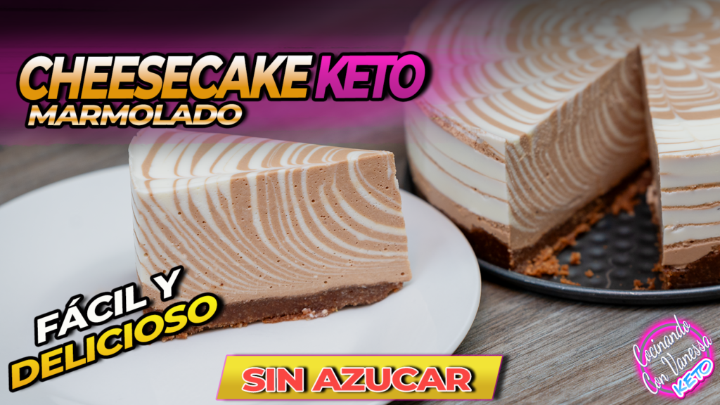 Cheesecake keto marmolado sin horno servido en rebanada y pastel completo