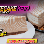 Cheesecake keto marmolado sin horno servido en rebanada y pastel completo