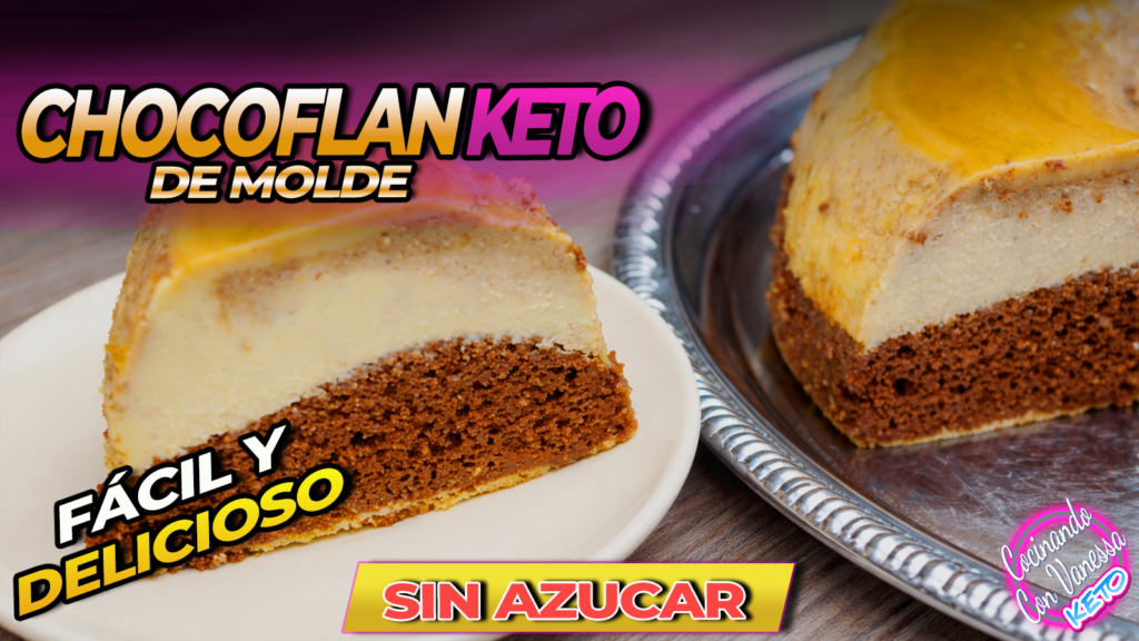 Rebanada de chocoflan keto con capa de flan cremoso y pastel de chocolate bajo en carbohidratos