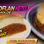 Rebanada de chocoflan keto con capa de flan cremoso y pastel de chocolate bajo en carbohidratos