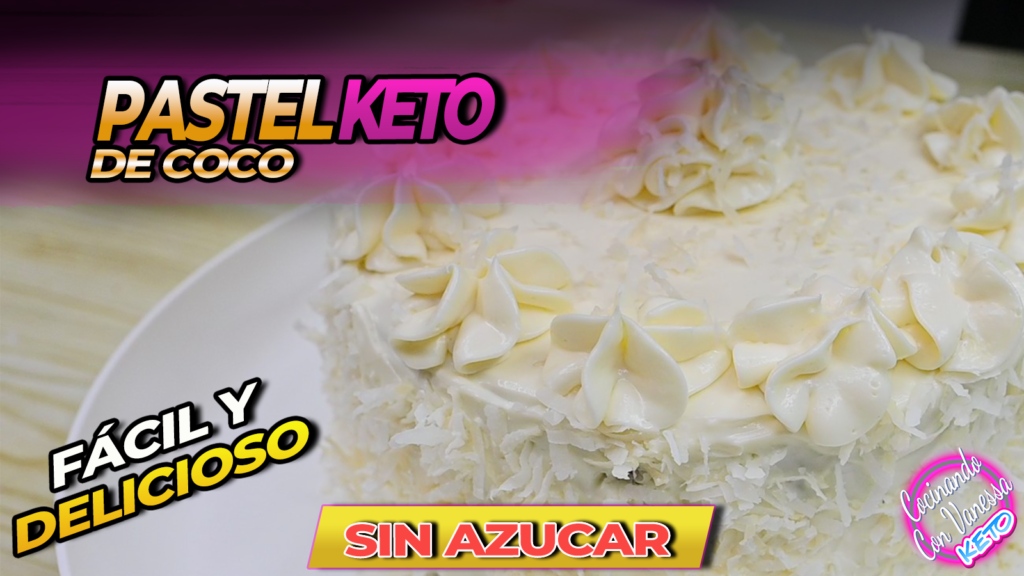Pastel de coco keto esponjoso decorado con frosting y coco rallado