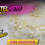 Pastel de coco keto esponjoso decorado con frosting y coco rallado