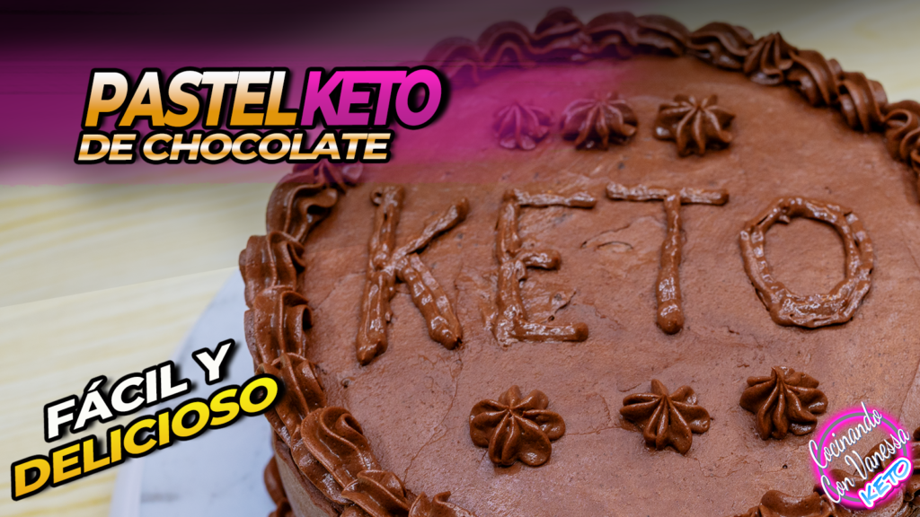 Pastel keto de chocolate decorado con ganache keto sobre base redonda