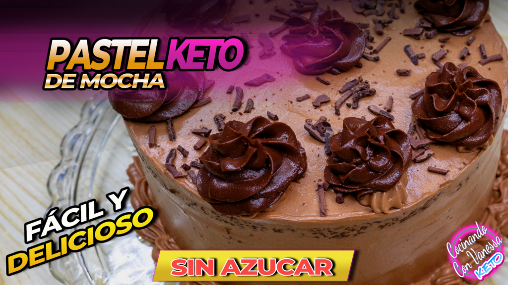Pastel keto mocha decorado con betún de chocolate y café sobre base de cristal