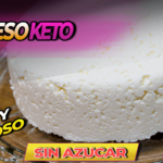 Queso keto casero redondo servido en plato de vidrio, preparado con 3 ingredientes y bajo en carbohidratos