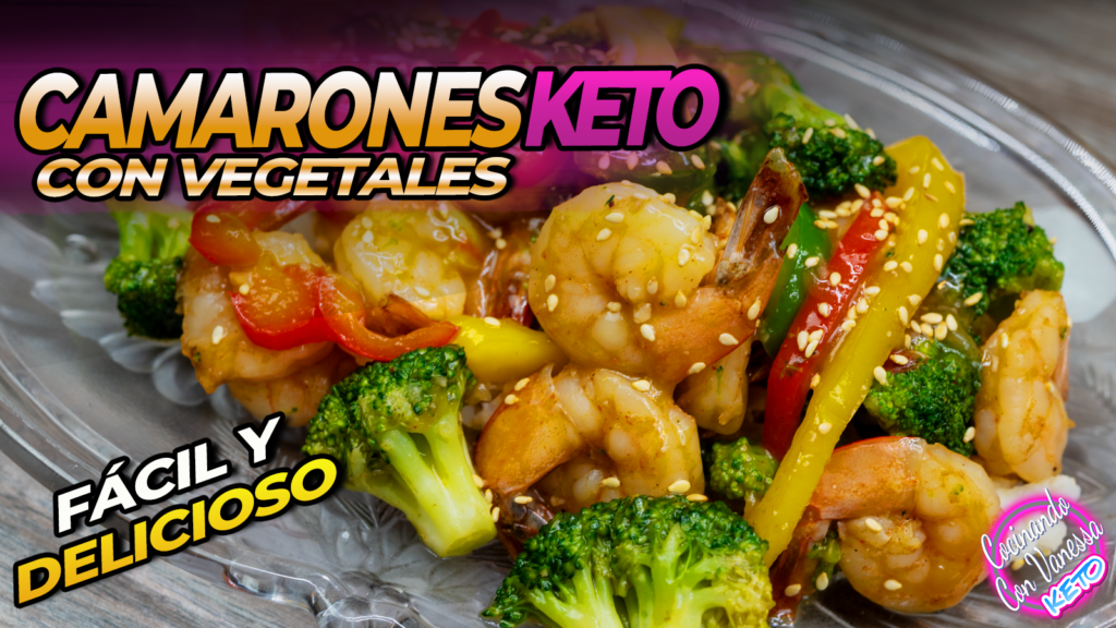 camarones keto con vegetales salteados en plato de vidrio